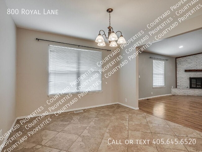 Building Photo - 800 Royal Ln