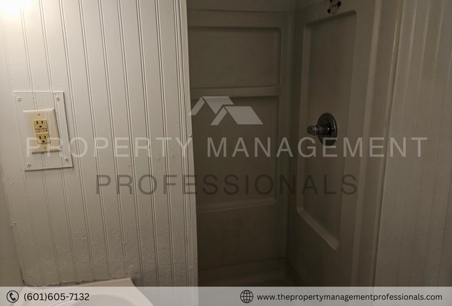 Building Photo - 2871 Fairhill Dr