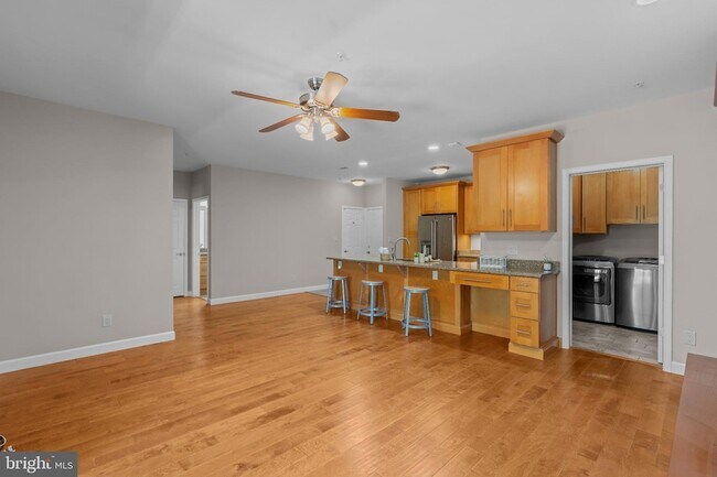 Building Photo - 1701 Lake Shore Crest Dr