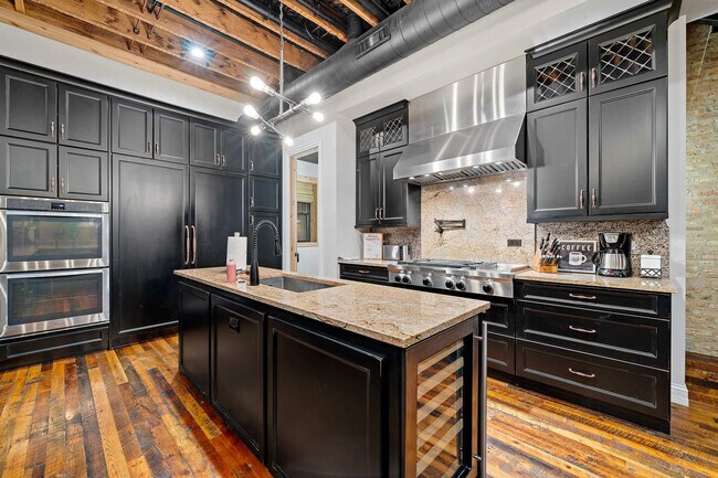 Building Photo - 2130 W Washington Blvd