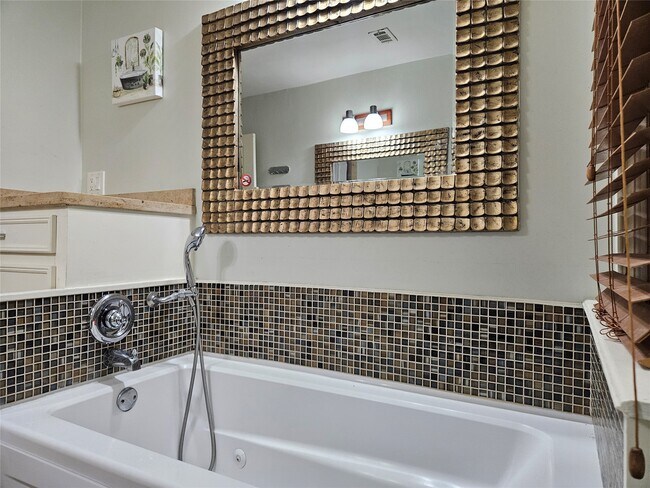 Building Photo - 5203 Chesapeake Way