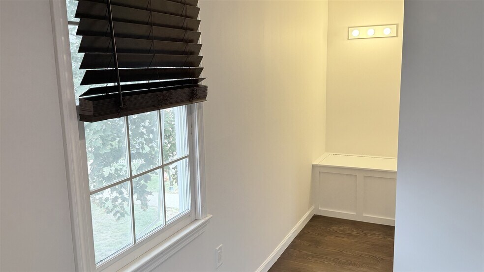 Building Photo - 2 Glenbrook Ln