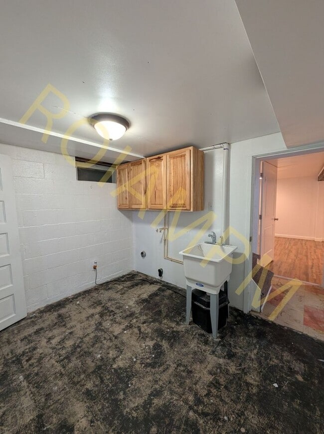 Building Photo - Spacious 4 Bed 2 Bath Home Near CSI – RV H...