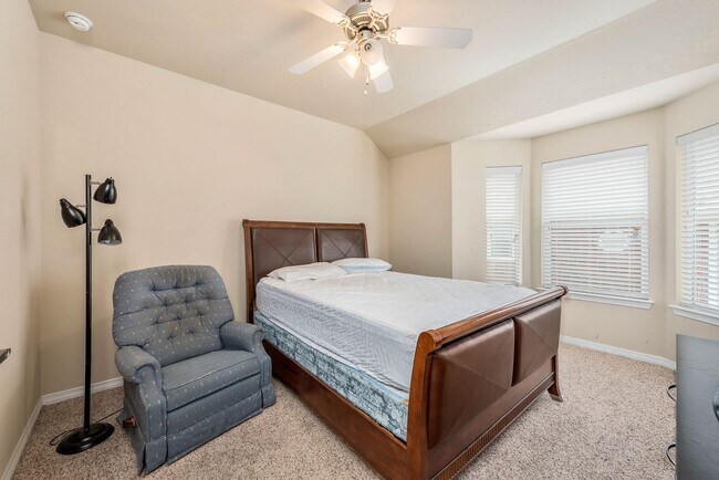 Building Photo - AUGUST PRE-LEASE 4bed/4.5 Lakeridge Townhome!