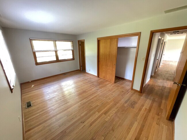 Building Photo - Three Bedroom Single Family Home in the Co...