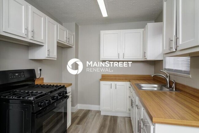 Building Photo - 3 Bedroom Pet-Friendly Home in LOUISVILLE, KY with Main Street Renewal