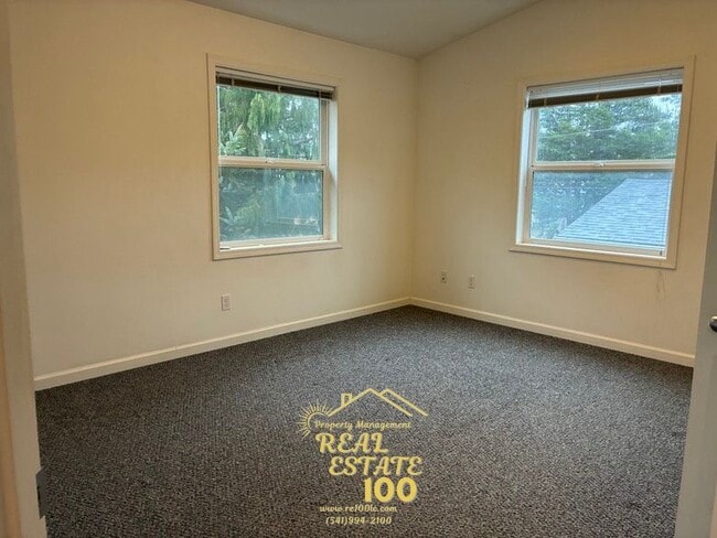 Building Photo - 838 SE Oar Ave