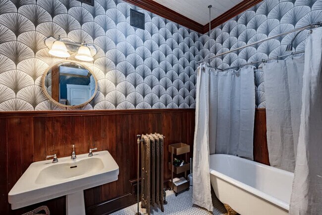 Building Photo - 258 W Market St