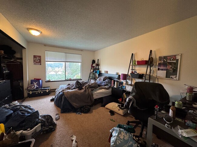 Building Photo - 2 Bedroom 1.5 Bath Townhouse near WWU and Fairhaven w/ Attached Garage