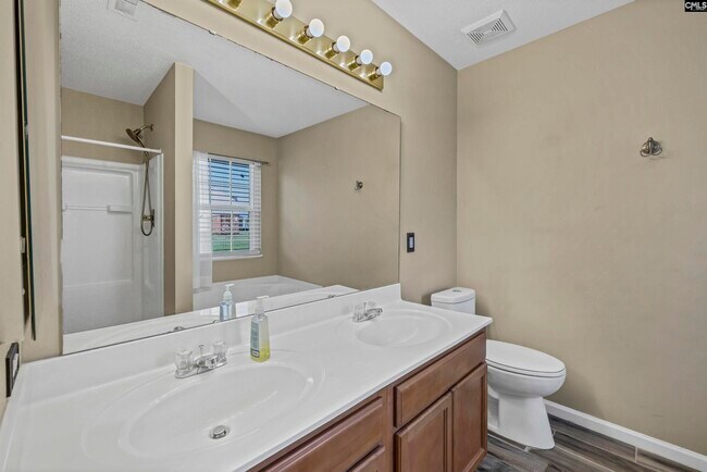 Building Photo - 331 Woodcote Dr