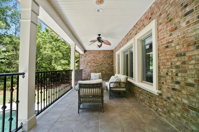 Building Photo - Luxury 5 Bedroom Retreat with Pool in Wedd...