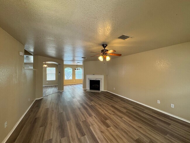 Building Photo - Move-In Ready 3BR Home with Open Living & Large Backyard Leon Valley | 410 & Bandera Rd