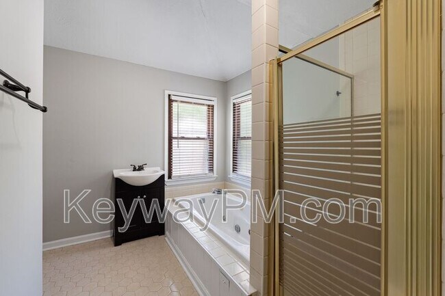 Building Photo - 255 Silver Maple Rd