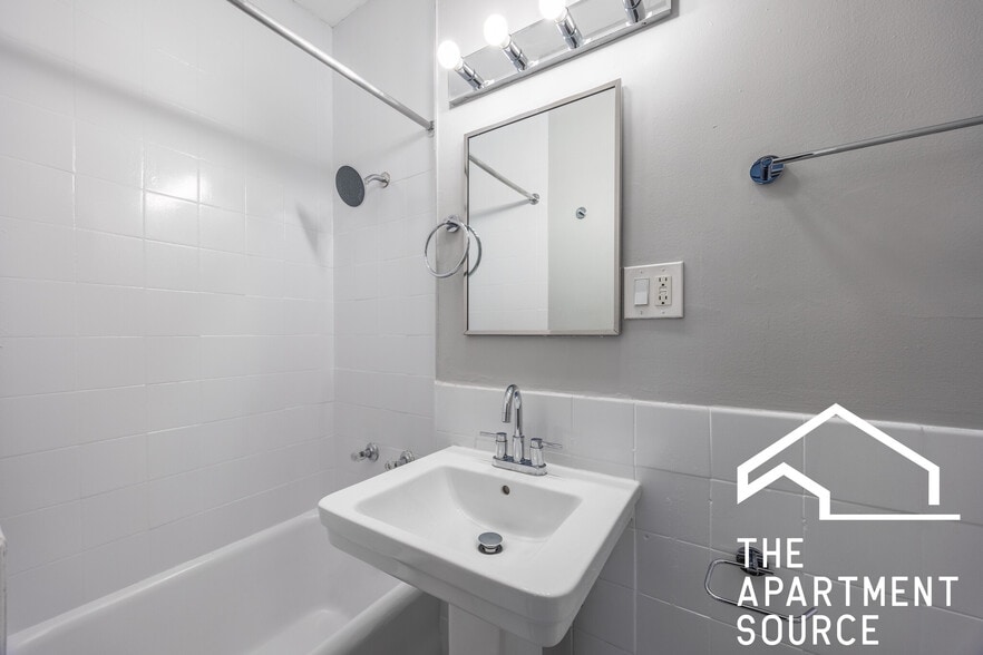 Building Photo - 1200 N La Salle Dr