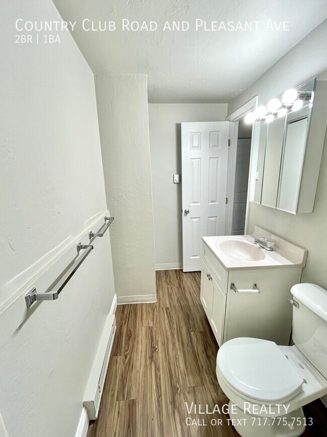 Building Photo - 615 Country Club Rd