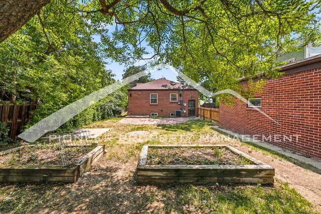 Building Photo - Stunning Home with Central AC and Fenced Yard