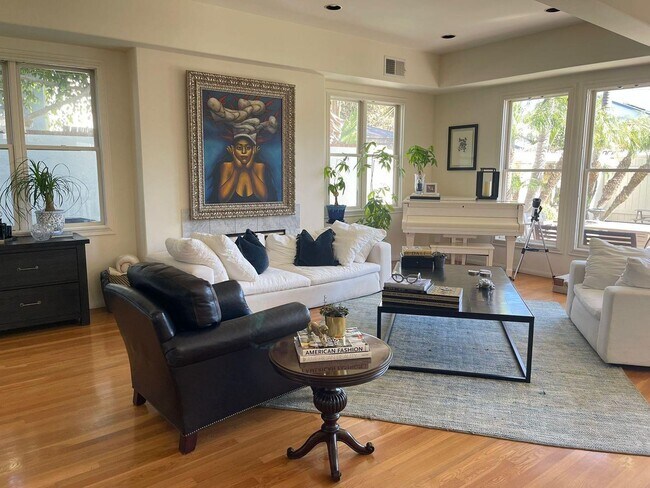 Building Photo - Spacious 5 bedroom home in Coronado's Village