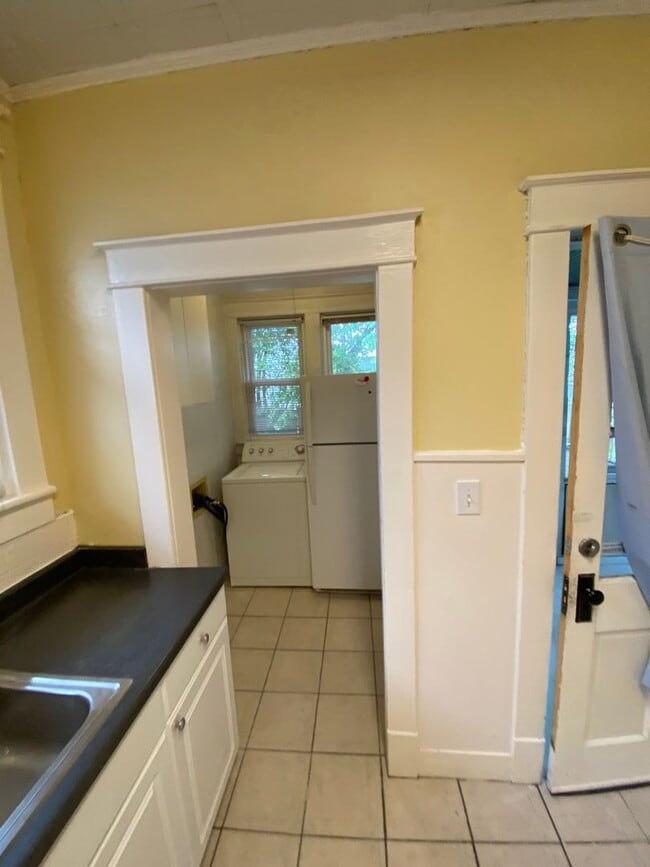 Building Photo - Inviting Home Near ODU