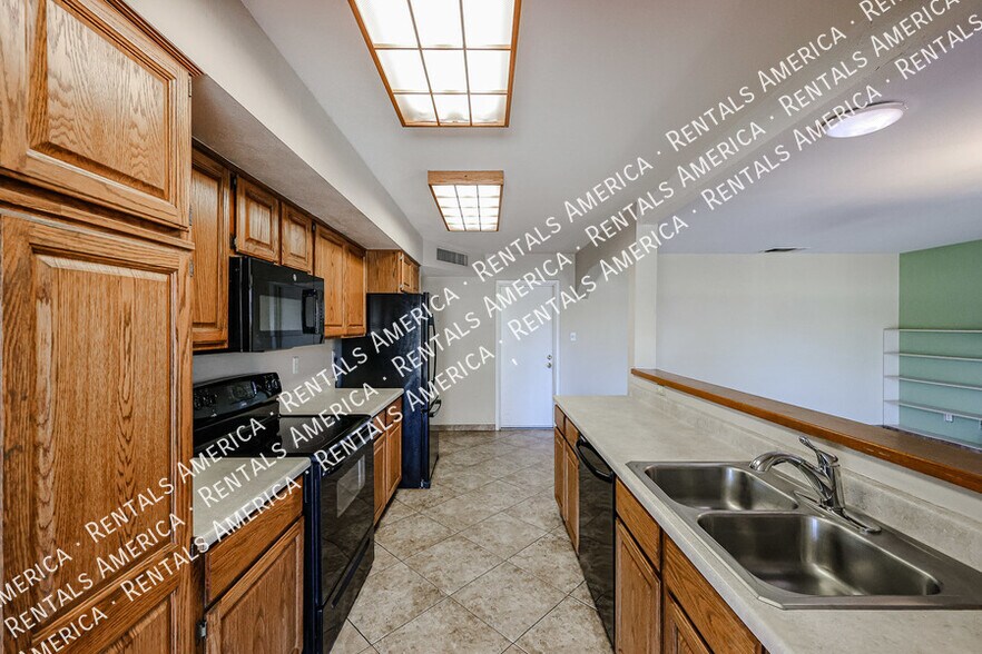 Building Photo - 2421 S Terrace Rd