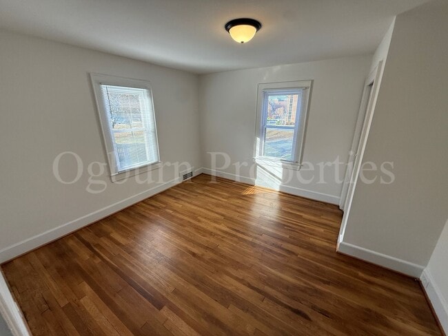 Building Photo - 2046 Queen St