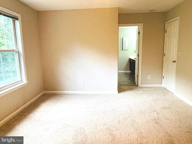 Building Photo - 9 Scarlet Oak Cir