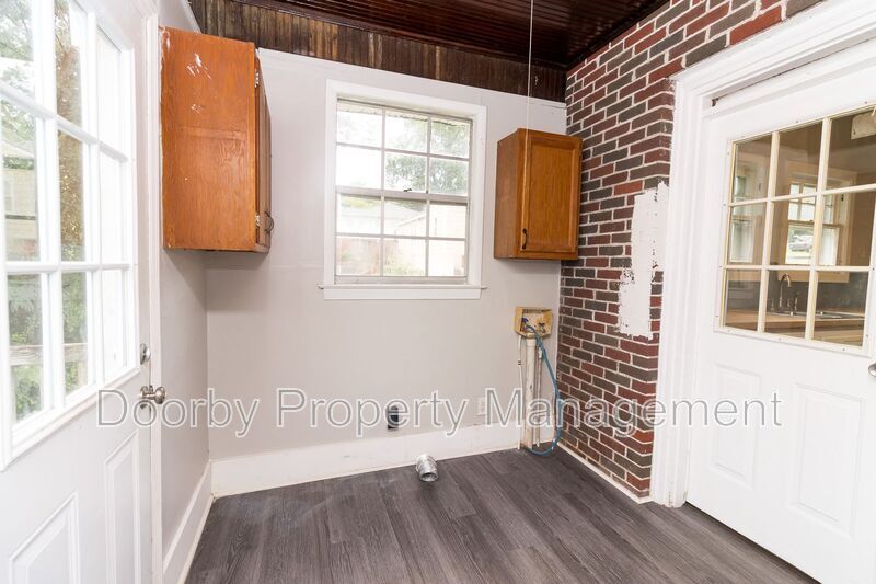Building Photo - 2802 Fairview Dr