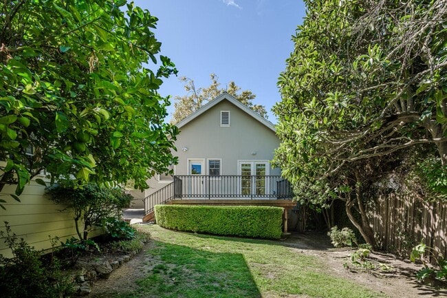 Building Photo - Charming Burlingame Home, 2 Bedroom / 1 Ba...