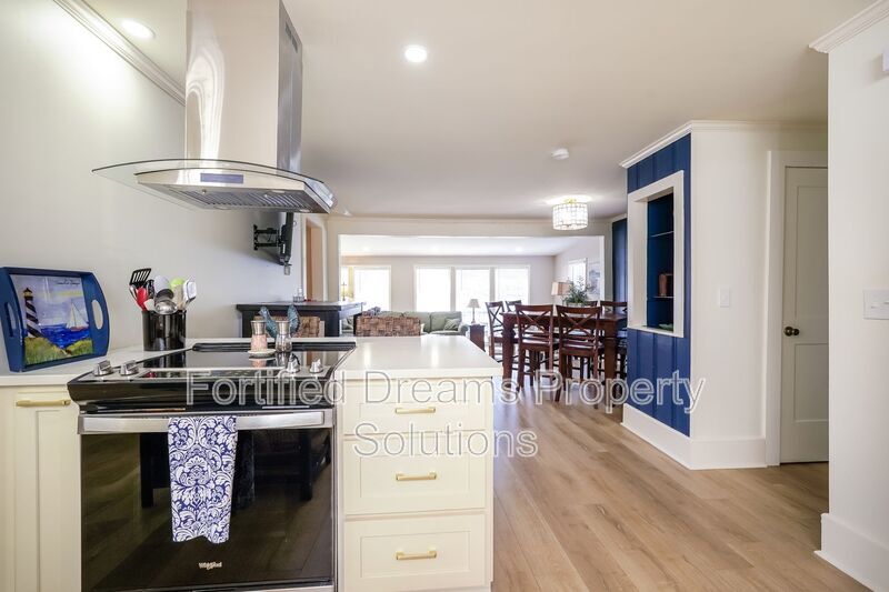 Building Photo - 395 Lake Dr