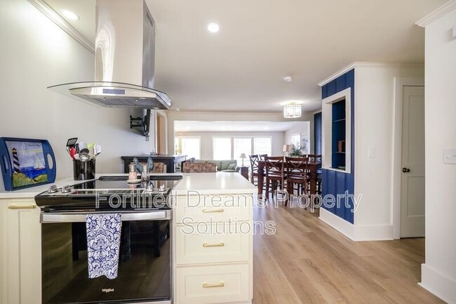 Building Photo - 395 Lake Dr