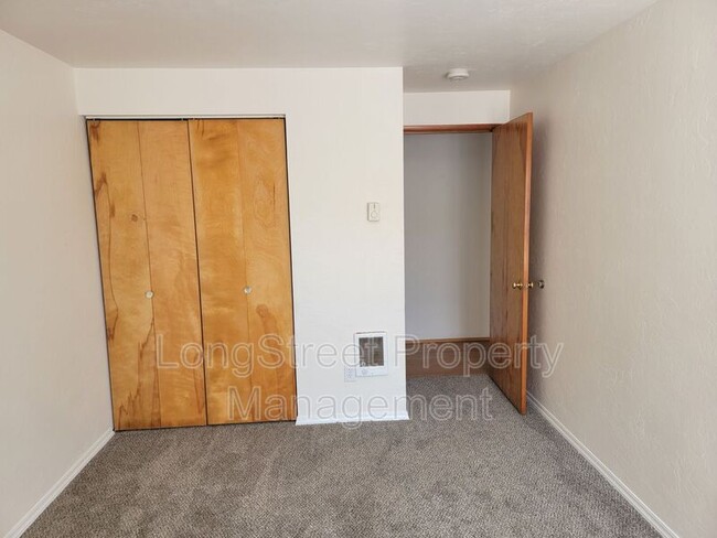 Building Photo - 627 3rd St SE