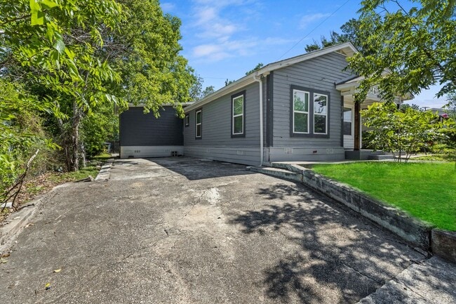 Building Photo - Fully renovated home close to downtown