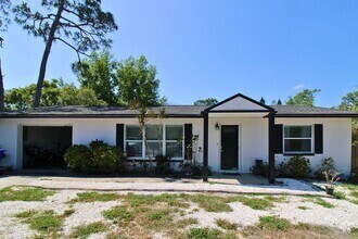 Building Photo - 3 Bed, 2 Bath Furnished Home With Screened...