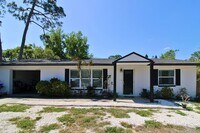 Building Photo - 3 Bed, 2 Bath Furnished Home With Screened...