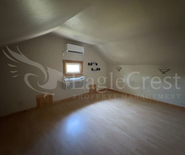 Building Photo - Large 8-Bedroom Home Across from Whitman College – Lawn Care Included