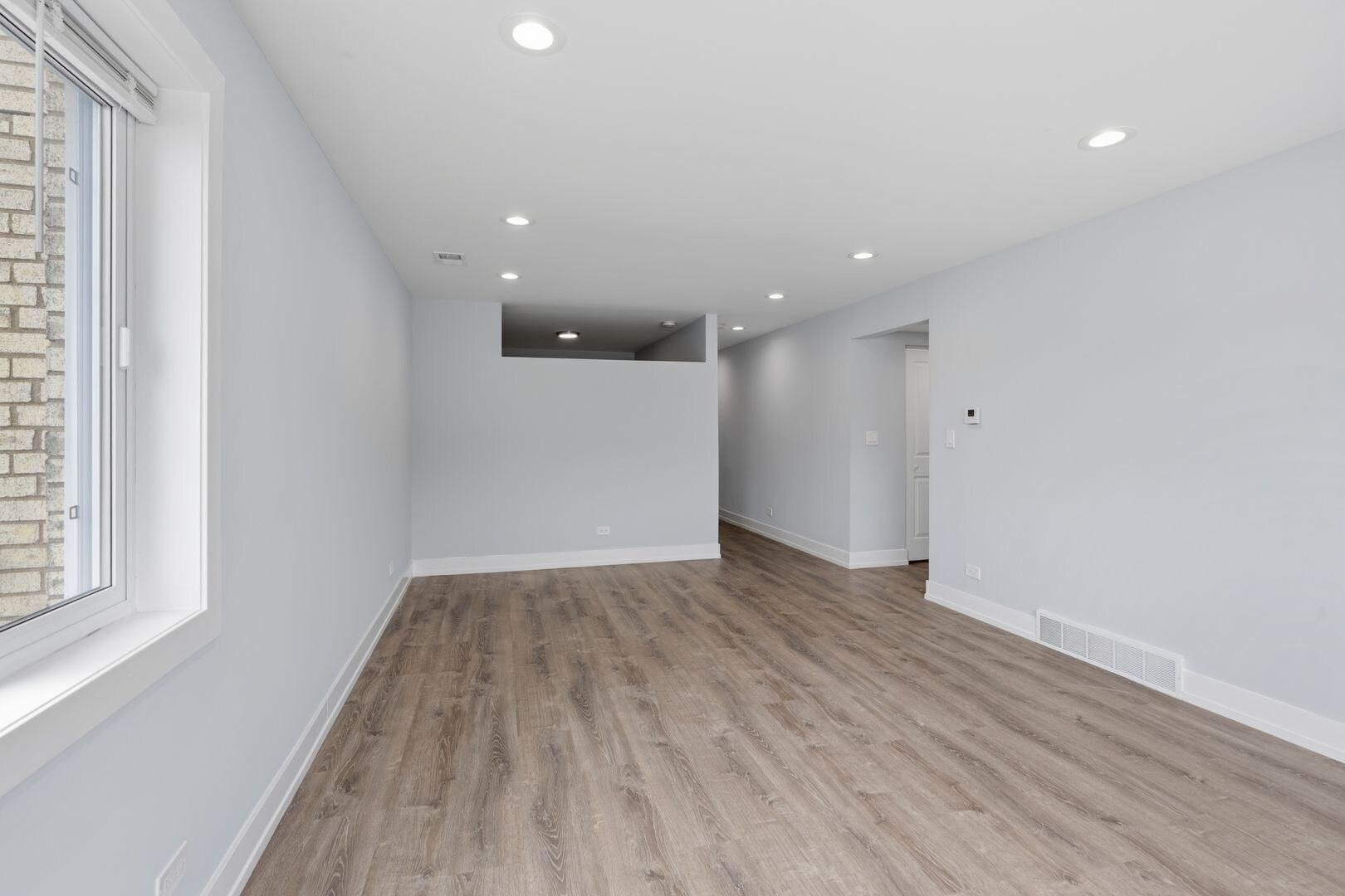 Building Photo - 2327 W Lunt Ave