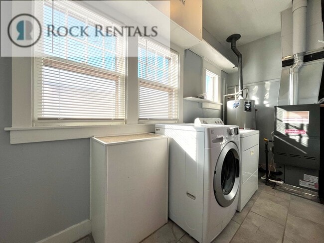 Building Photo - 3 Bed 1 Bath with Car Port