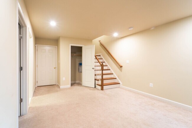 Building Photo - Stunning Centreville Townhome With Excellent Commuter Access