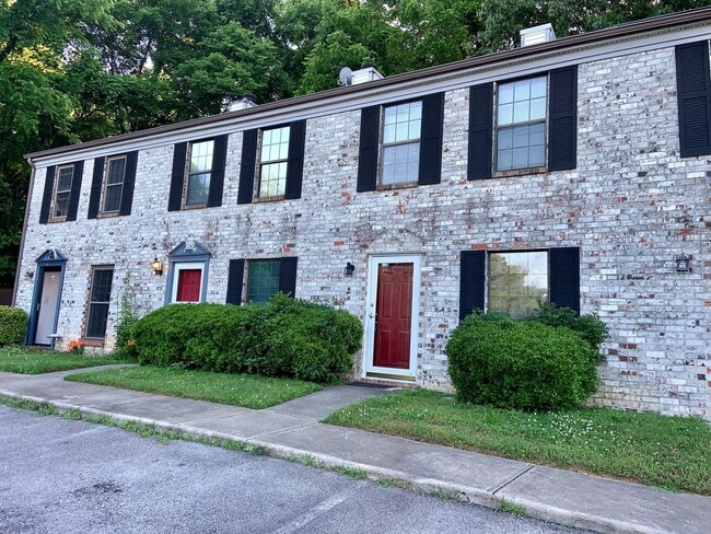 Building Photo - 2 Bedroom Condo with Private Patio
