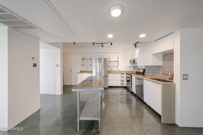 Building Photo - 353 E Thomas Rd