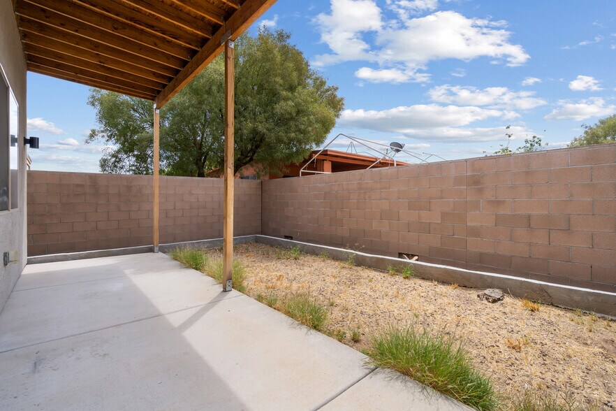 Building Photo - 156 E Stone Ct