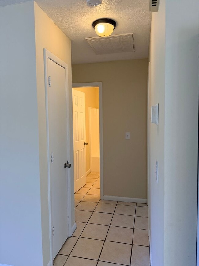 Building Photo - 3 bedroom 2 bath 1 Car Garage Single Family Home