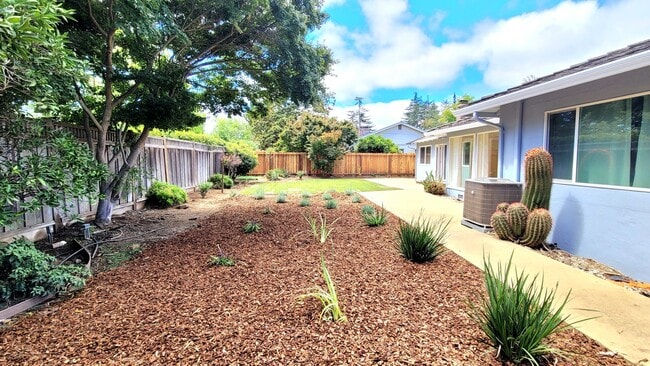 Building Photo - Epic REA - **4 Bedroom, 2.5 Bath - Ranch S...