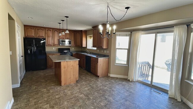 Building Photo - 6 Bedroom, 3.5 Bathroom Single Family Home in Layton Available June 1st!