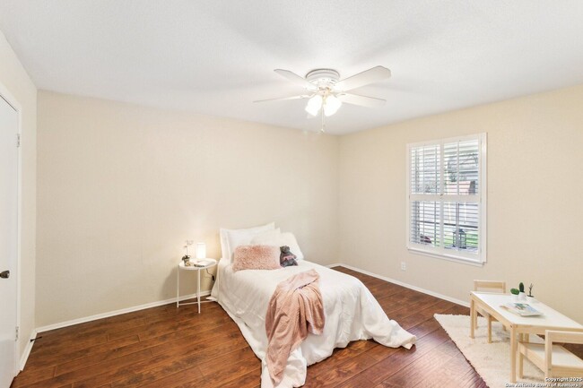 Building Photo - WHISPERING OAKS GARDEN HOME