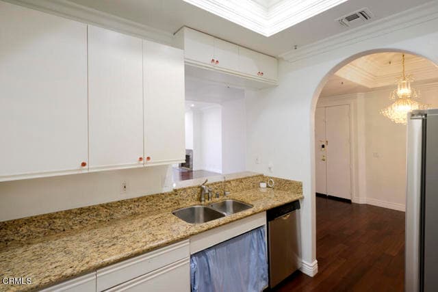 Building Photo - 4830 Elmwood Ave