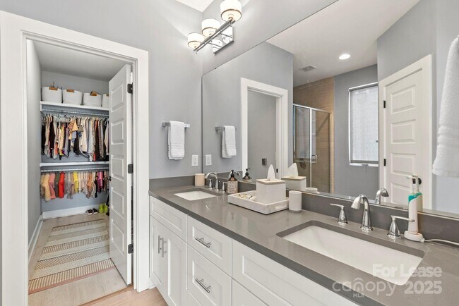 Building Photo - 208 Walnut Ave