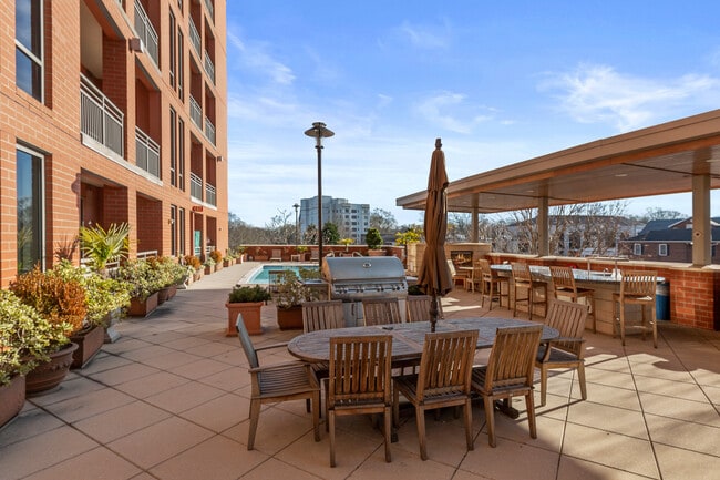 Building Photo - 701 Royal Ct