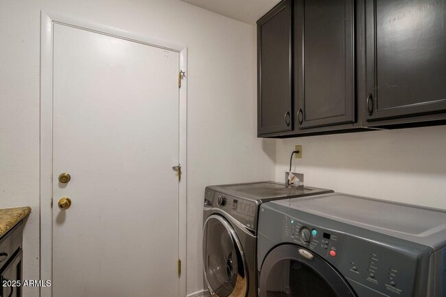 Building Photo - 4526 E Paradise Ln