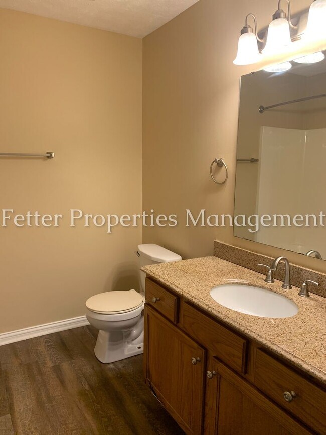 Building Photo - Dazzling Newburgh Home!