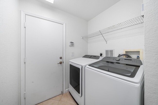 Building Photo - 3047 Waddell Ave